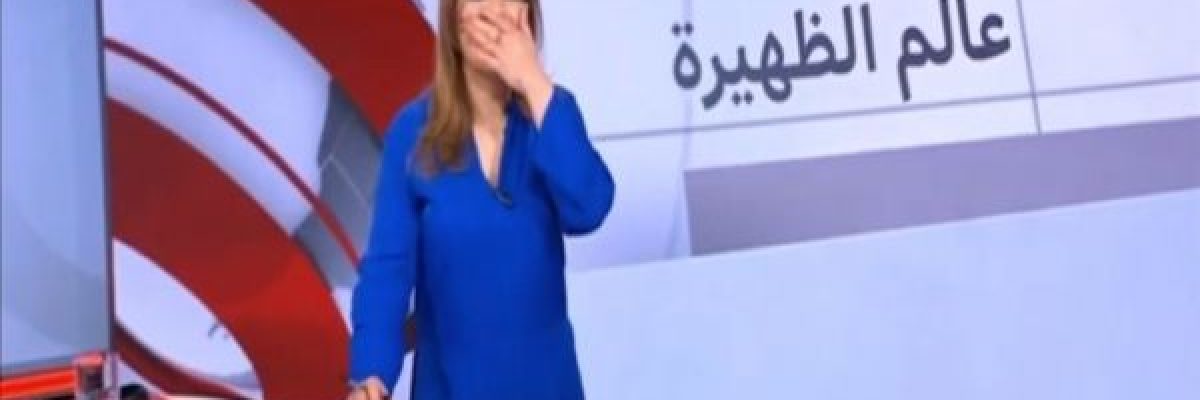 شاهد.-مذيعة-اخبار-تصاب-بنوبة-ضحك-على-الهواء