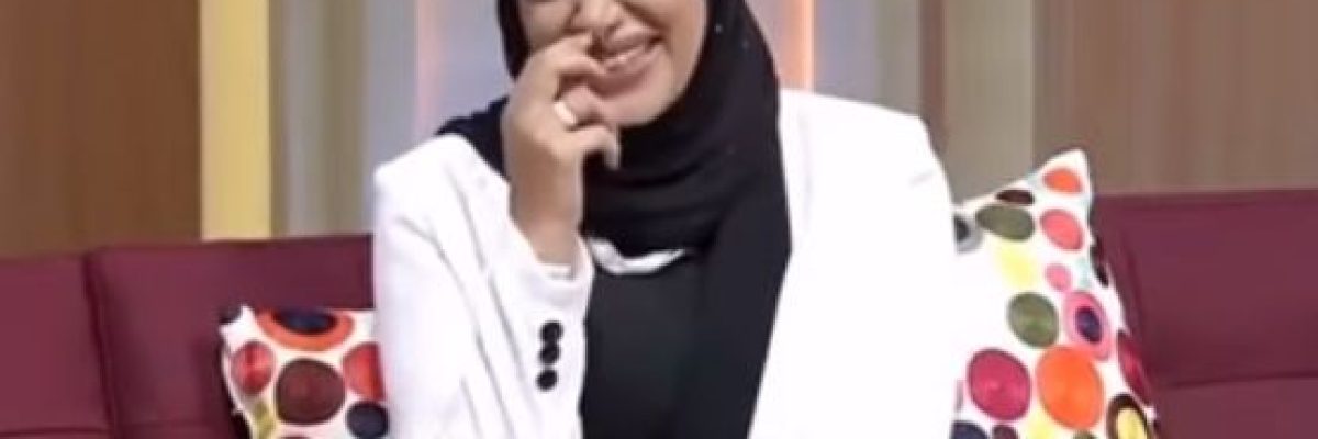 ضحك-هستيري-من-مذيعة-يضع-ضيفها-في-موقف-محرجٍ-بعد-القاء-قصيدة-فيديو