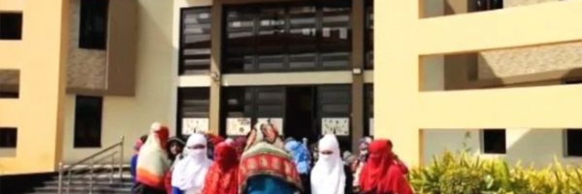 طالبات-في-الهند-يجبرن-على-خلع-ثيابهن-الداخلية