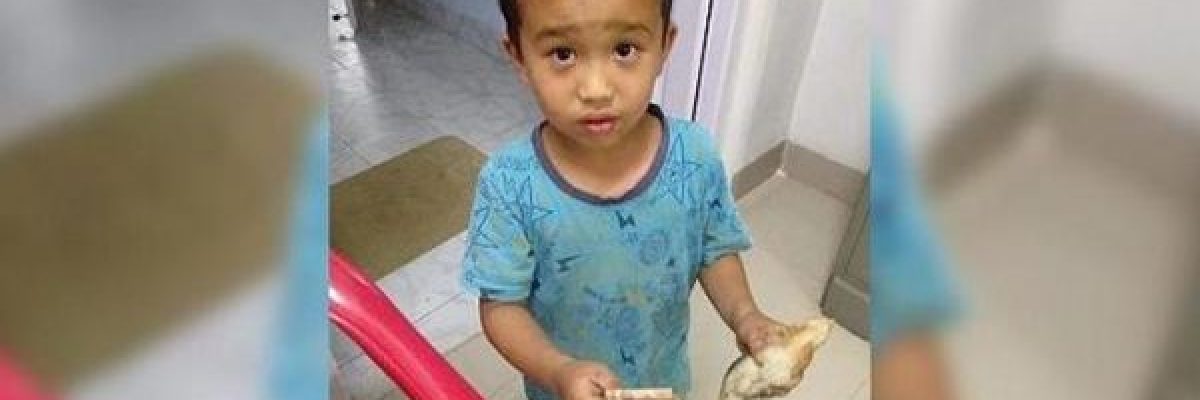 طفل-يدهس-بدراجته-فرخ-دجاج-بالخطا-ويهرع-به-الى-المستشفى