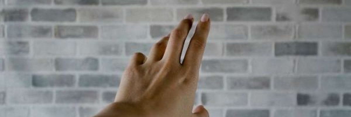 عادة-قضم-الاظافر-تفقد-طالبة-اصبعها