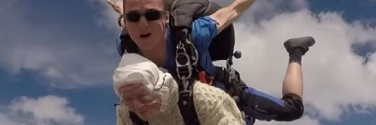 عجوزة-بعمر-102عام-تقفز-بالمظلة-من-علو-4000-متر-فيديو