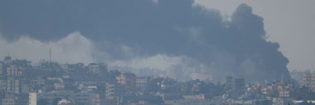 غزة.-صراف-الي-يعمل-تحت-وابل-الرصاص