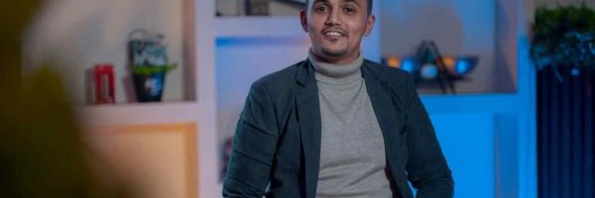 فنان-يمني-شاب-يعزف-اغاني-للسلام