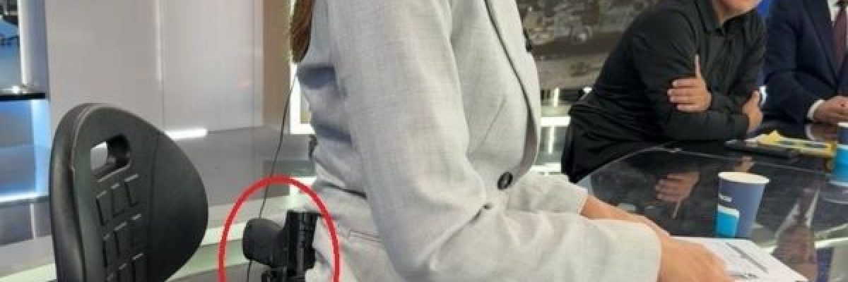 في-تصرف-غريب.-مذيعة-اسرائيلية-تظهر-بمسدس-على-خصرها-داخل-الاستوديو