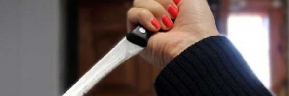 في-جريمة-مروعة.-فتاة-تغرز-في-صدر-والدتها-40-طعنة