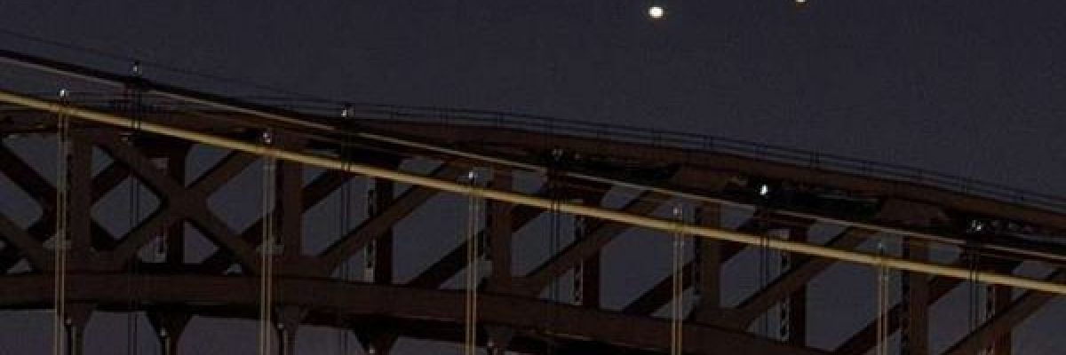 في-ظاهرة-فلكية-نادرة.-تجمع-الزهرة-والمشتري-في-سماء-الارض-صور