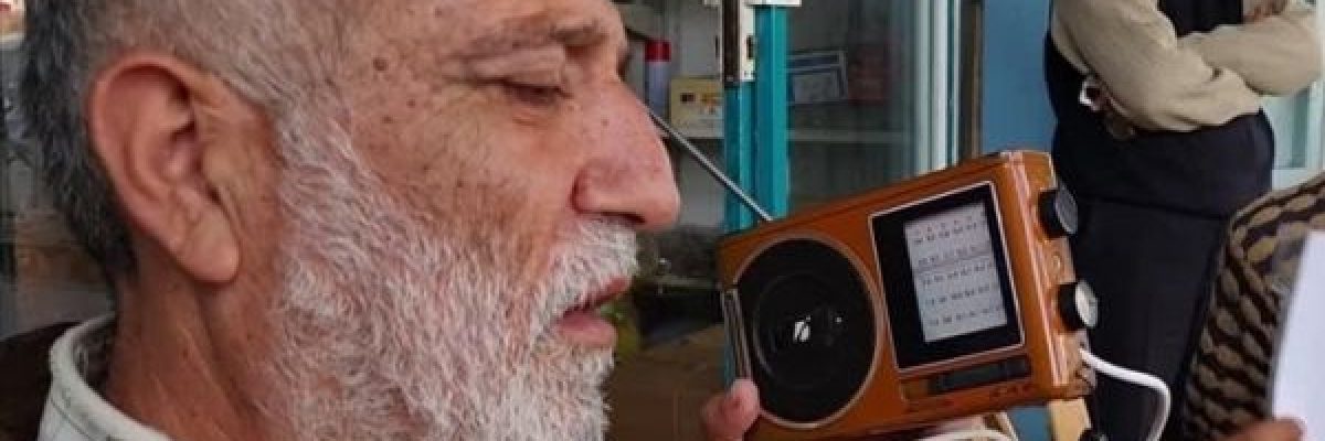 في-ظل-انقطاع-الكهرباء-والانترنت.-_الراديو_-نافذة-سكان-غزة-على-الاحداث