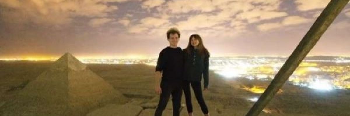 في-قمة-اهرامات-مصر.-سائح-دنماركي-يصور-لقطات-اباحية-مع-صديقة-فيديو