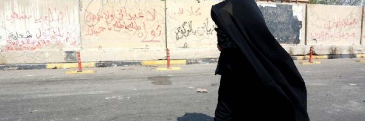 فيديو-صادم-لعراقي-يطرد-امه-من-بيته-ويخرجها-حافية-القدمين