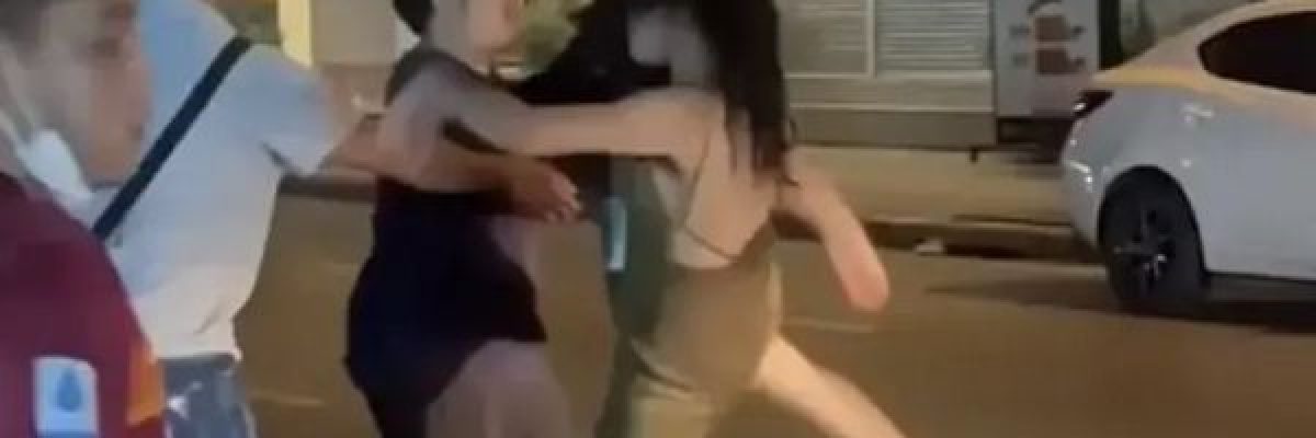 فيديو-لملاكِمة-تنهال-ضرباً-على-رجل-سكب-العصير-على-راسه