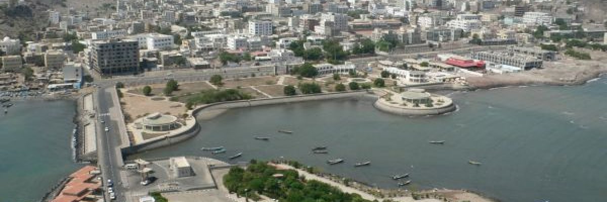 قلبي-عدن-اغنية-جديدة-للفنان-محمود-كارم-تبرز-معاناة-المدينة-وتواسي-ضحاياها-فيديو