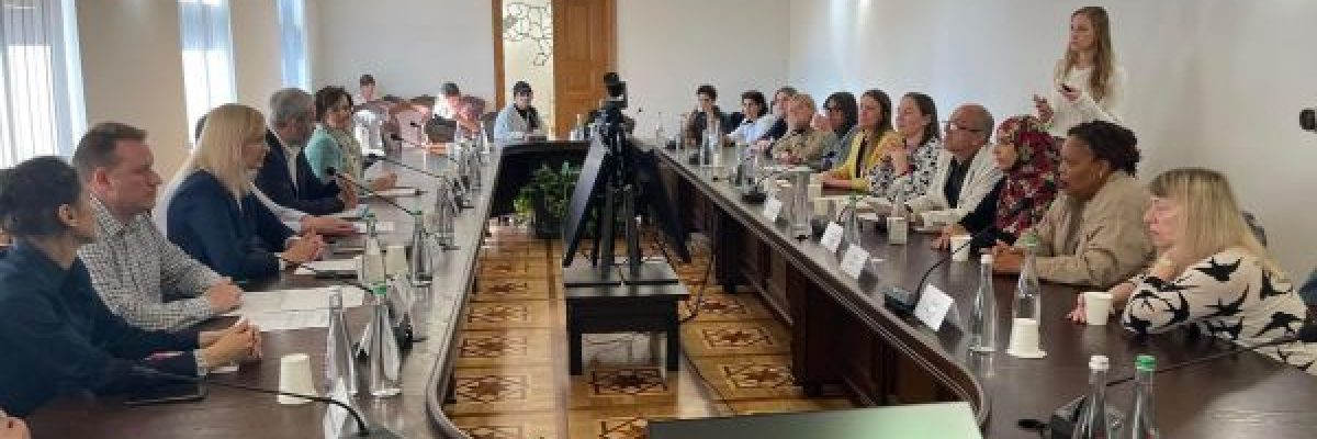 كرمان-تزور-مراكز-ايواء-اللاجئين-في-اوكرانيا-وتلتقي-مسؤولين-وناشطين