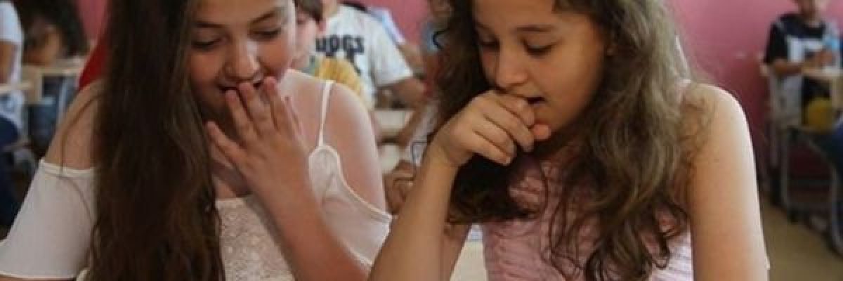 كيف-نتعامل-مع-اطفالنا-عند-استلامهم-الشهادات-المدرسية؟