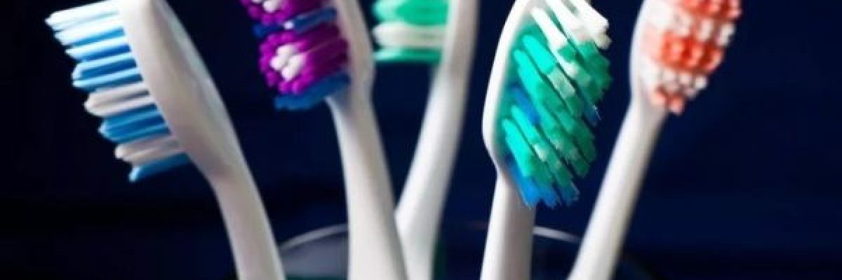 لماذا-يجب-الا-تحتفظ-بفرشاة-اسنانك-في-الحمام-مطلقا؟