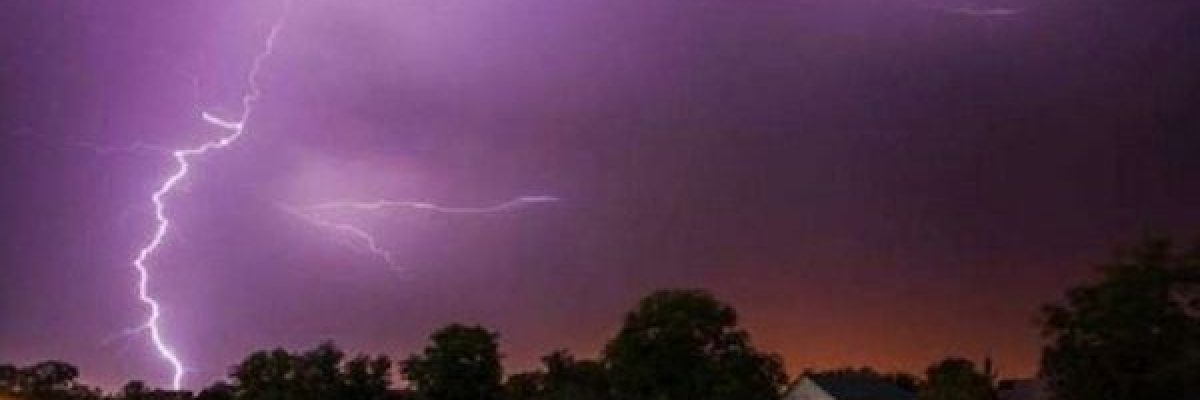 لماذا-يجب-فصل-_الكمبيوتر_-عن-الكهرباء-اثناء-العاصفة-الرعدية؟