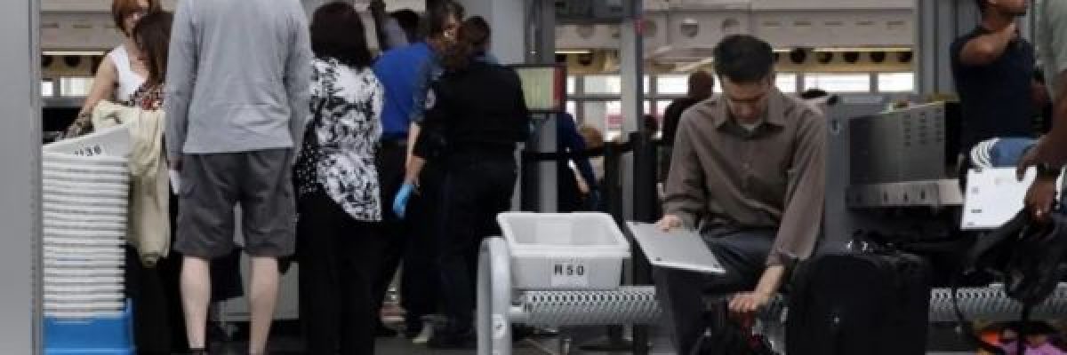 لماذا-يُطلب-منك-اخراج-_اللابتوب_-من-حقيبتك-في-المطار؟