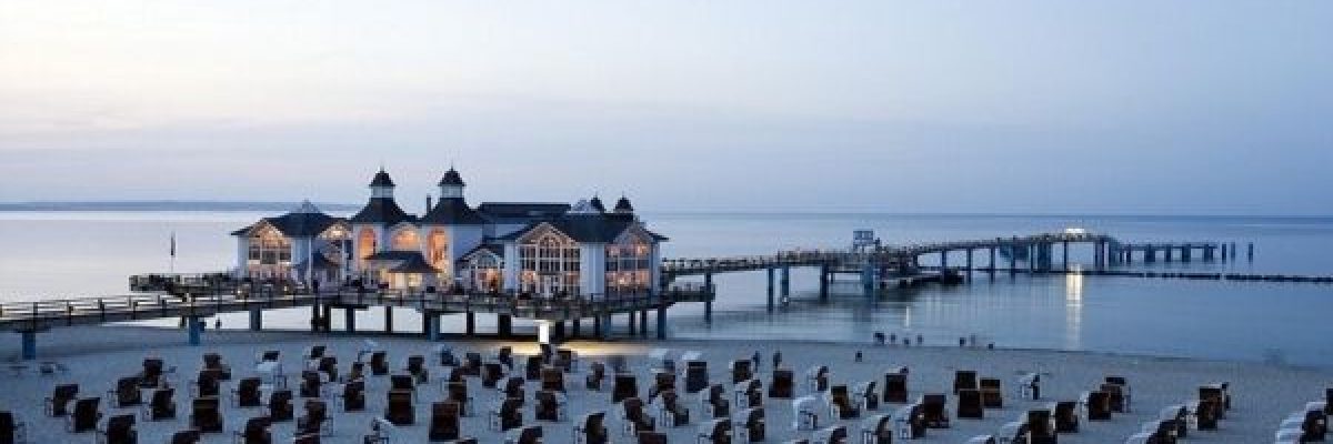 مئات-الرجال-والنساء-يسبحون-عراة-في-بحر-الشمال-البارد