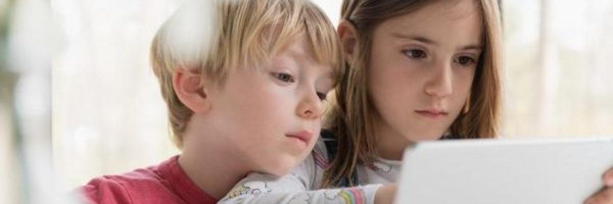 ما-مخاطر-الشاشات-الالكترونية-على-نوم-الاطفال-والمراهقين؟