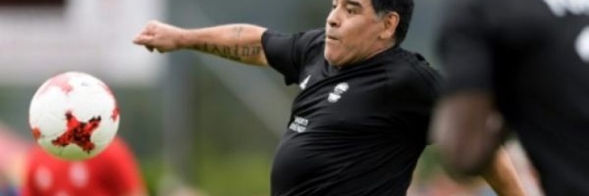 مارادونا-يلعب-كرة-القدم-مع-مادورو-ويقدم-دعمه