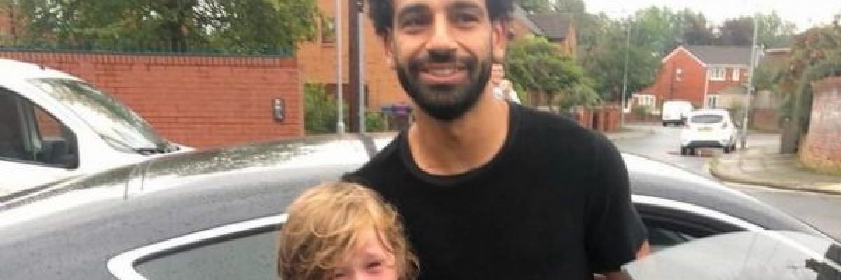 محمد-صلاح-يطمئن-على-مشجع-صغير-اصيب-اثناء-ملاحقة-سيارته