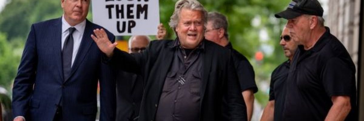 مستشار-ترامب-السابق-يسلم-نفسه-الى-السجن