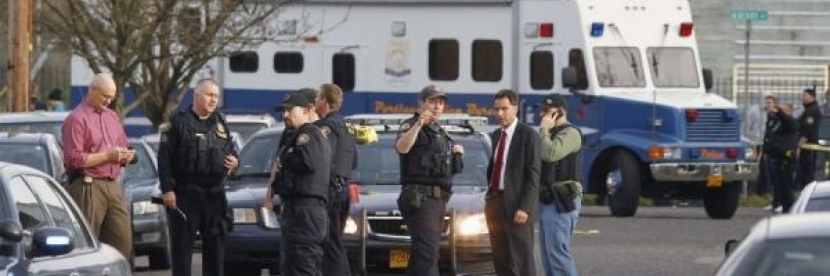 مسلح-امريكي-يصوِّب-مسدسه-تجاه-كاميرا-لمراسلة-تلفزيونية-بالشارع-فيديو