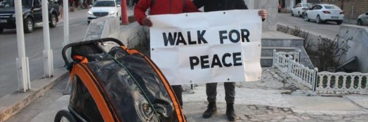 مسلم-بريطاني-يسافر-من-بلده-الى-مكة-مشيا-على-الاقدام