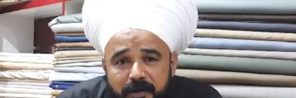 مصري-يتباهى-بعمامته.-طولها-ستة-امتار