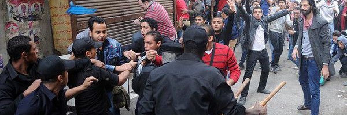 مصرية-تقود-20-شخصا-لتخليص-زوجها-من-قبضة-رجال-الشرطة