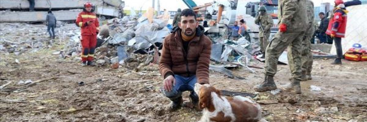 مواطن-تركي-يشارك-مع-كلبه-في-عمليات-العثور-على-الناجين-من-الزلزال