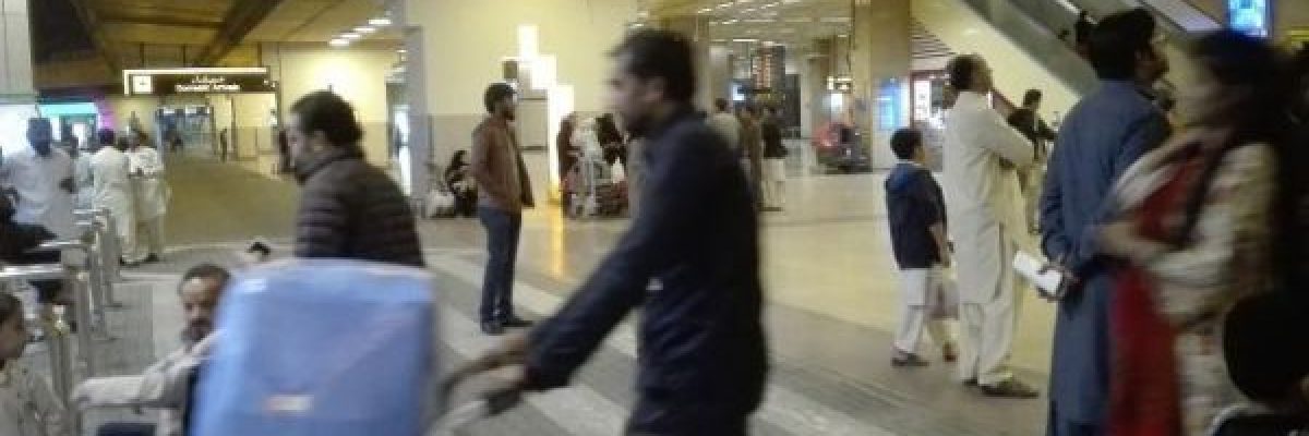 موظف-باكستاني-يطلب-الحضور-الى-عمله-على-الحمار-بسبب-غلاء-البنزين