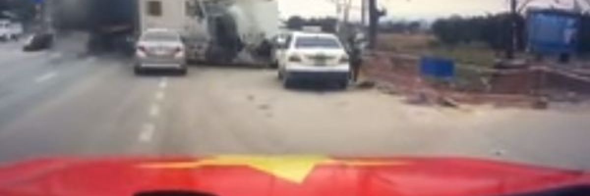 نجاة-امراة-وطفلها-باعجوبة-من-شاحنة-مسرعة-سحقت-3-سيارات-فيديو