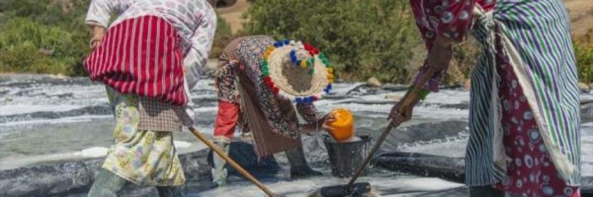 نساء-الملح_-في-المغرب.-ايادي-_الذهب-الابيض_تقرير