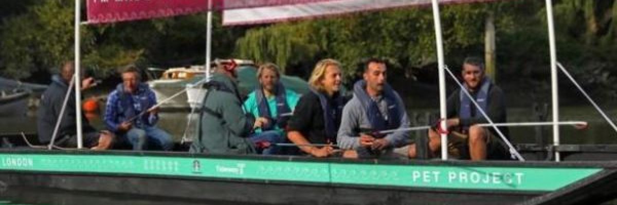 نشطاء-البيئة-يصنعون-قارب-من-النفايات-البلاستيكية-في-بريطانيا